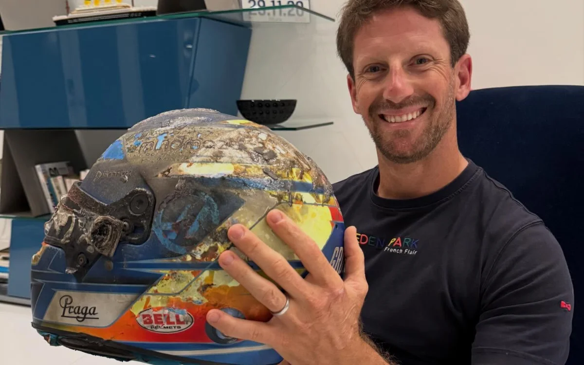 Romain Grosjean retrouve son casque de Formule 1 fondu qui lui a sauvé la vie il y a 5 ans !