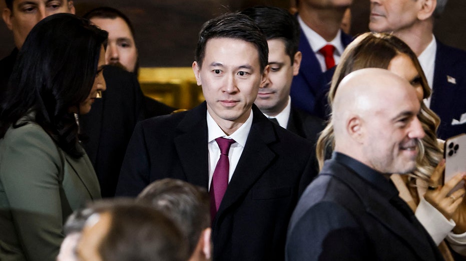 Shou Zi Chew (C), PDG de TikTok, lors de l'inauguration de Donald Trump comme président des États-Unis à Washington, D.C. le 20 janvier 2025.