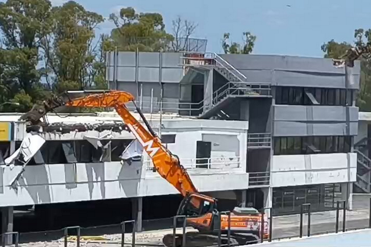 Démolition du bâtiment des stands à l'Autódromo
