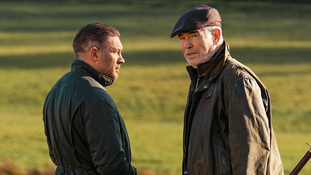Pierce Brosnan et Tom Hardy : la série policière intense qui cartonne en streaming