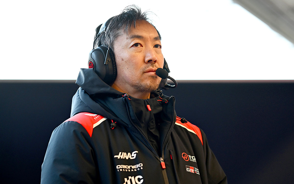 Yuji Komatsu, directeur de Haas, observant la séance, 26 janvier 2026.