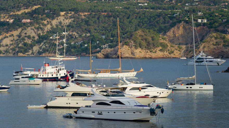 Des yachts et embarcations illégales menacent les prairies de posidonia.