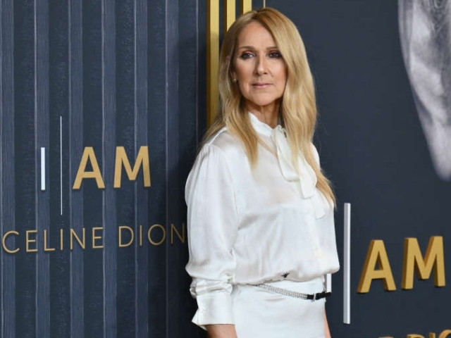 Céline Dion dévoile le contenu de son sac dans son premier TikTok !