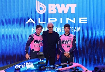 Franco Colapinto, Flavio Briatore et Pierre Gasly lors de la présentation de l'A526