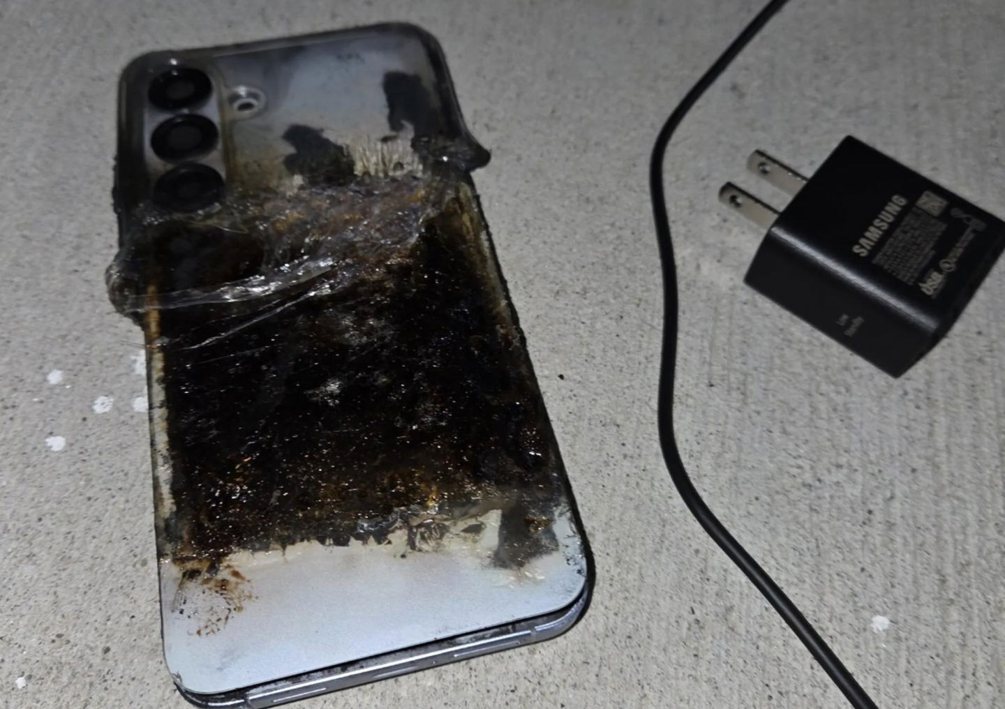Un Galaxy S25+ de Samsung a explosé pendant sa charge.