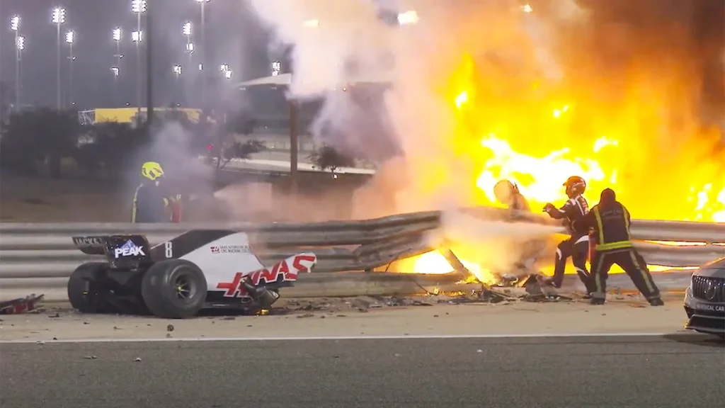 Romain Grosjean a miraculeusement survécu à un accident horrifiant au Grand Prix de Bahreïn - où sa voiture Haas F1 a été coupée en deux