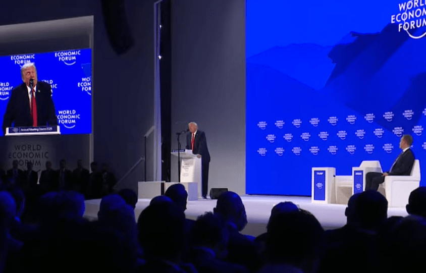 Trump sur le podium du Forum économique mondial à Davos 2026.