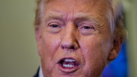 Trump mise sur des dons en crypto lors du pré-game du Super Bowl avec une pub ‘IA’ ; les réseaux sociaux crient à l'escroquerie !