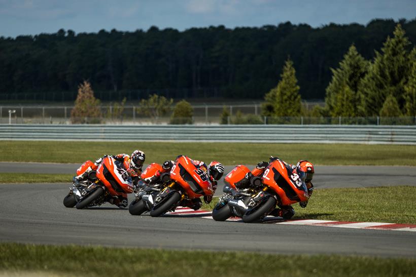Pilotes de Harley-Davidson bagger sur le circuit