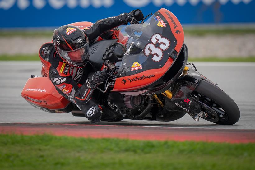 Virage sur une Harley-Davidson bagger