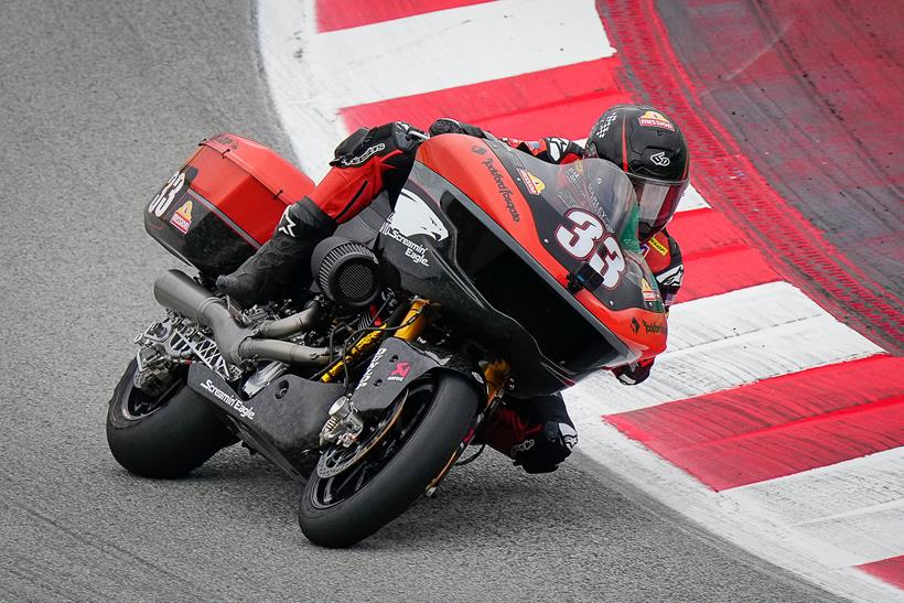 Virage sur une moto de course Harley-Davidson bagger