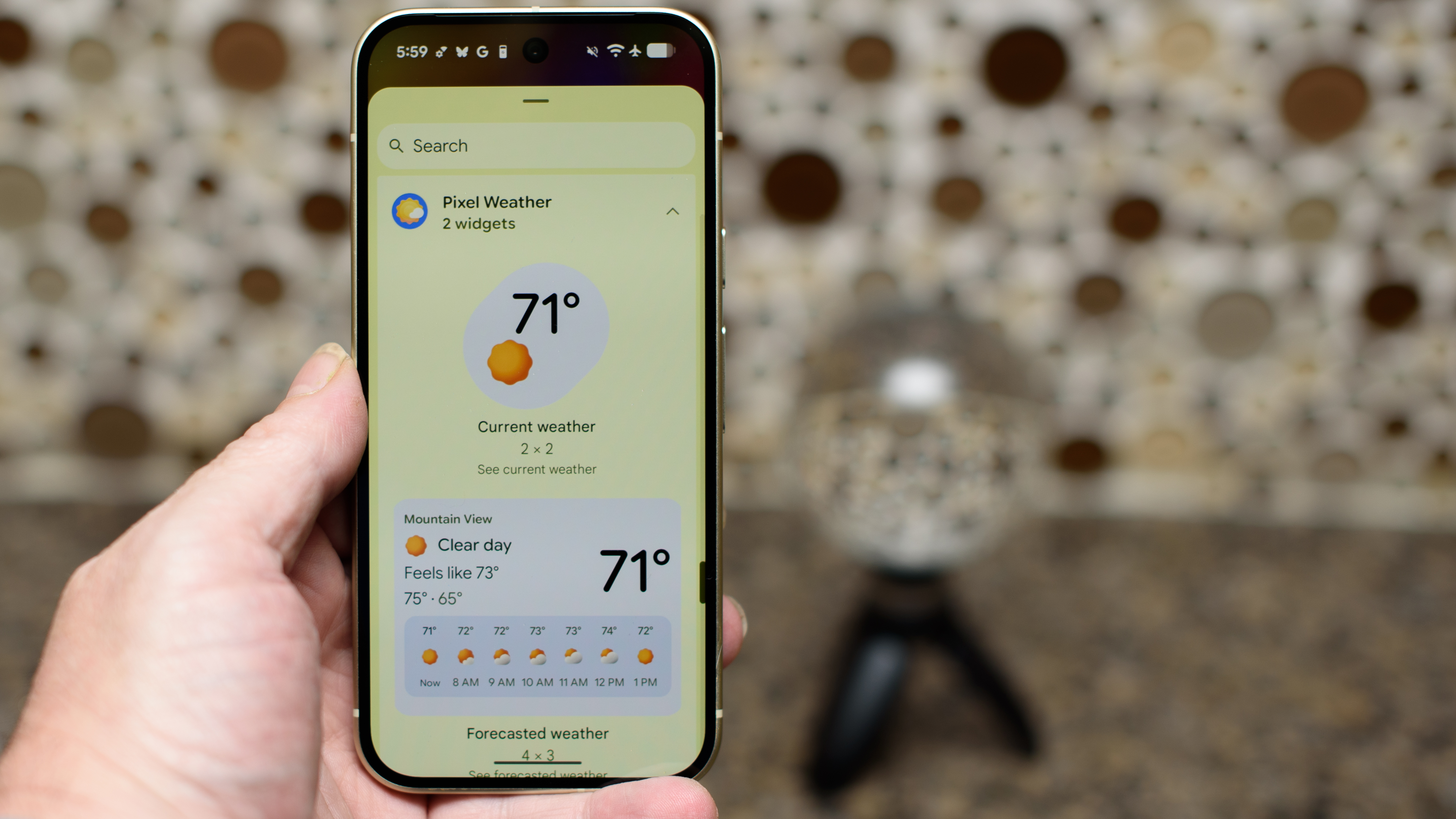 Google Pixel 10 contre un fond coloré