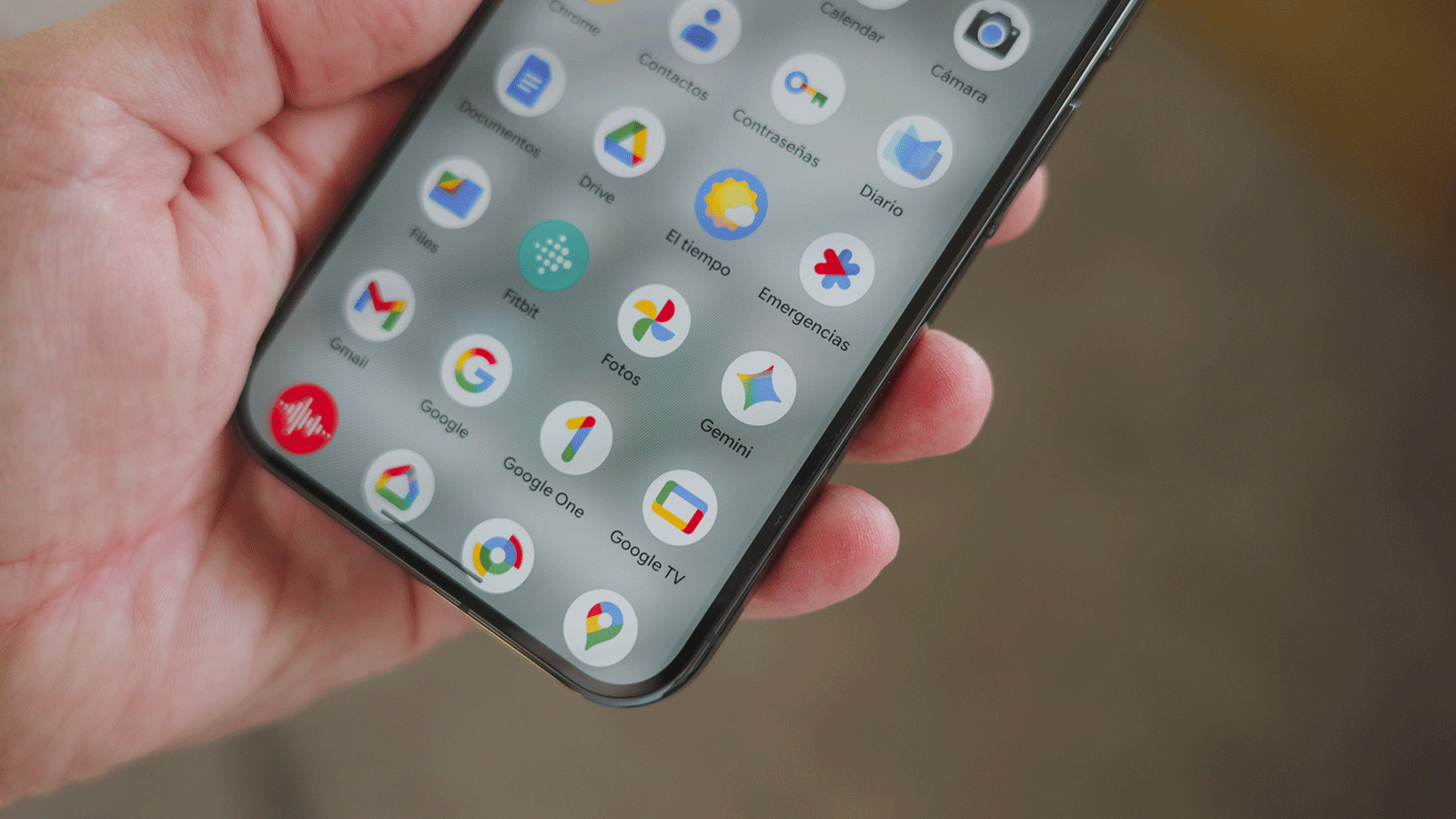 Google Pixel 10 Pro XL avec l'application Gemini et Google Photos