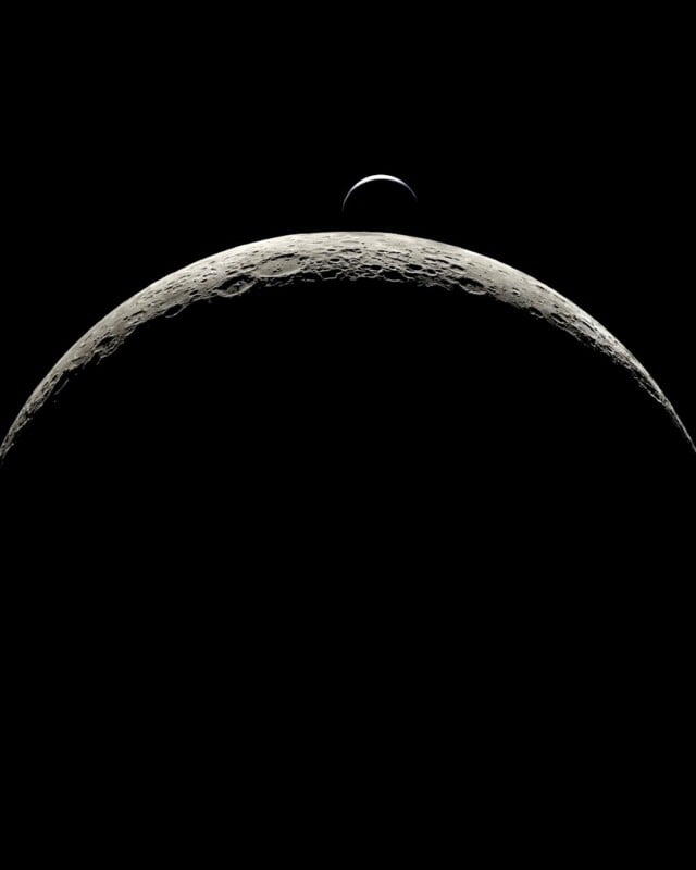 La Terre en croissant s'élève au-dessus de la surface courbée et cratérisée de la Lune.