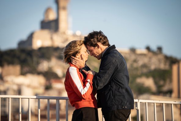 Sam Claflin et Kaley Cuoco dans Vanished