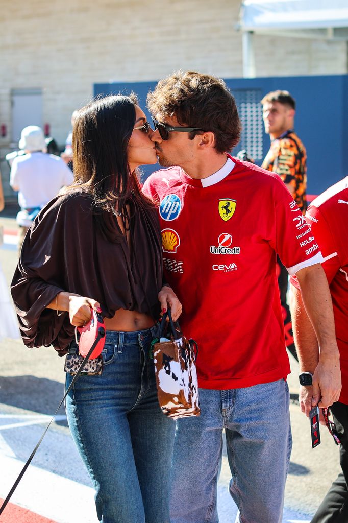 Le baiser romantique du couple