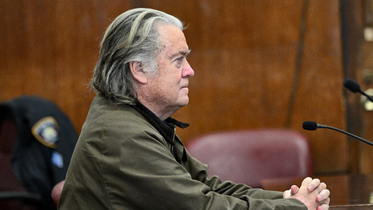 Affiliés de Trump, Bannon et Epshteyn dans le viseur d'une plainte pour la crypto-monnaie « Let’s Go Brandon » !