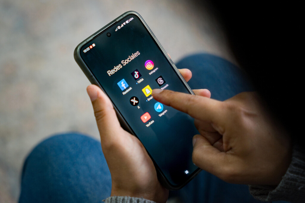 Illustration d'une femme utilisant des applications de médias sociaux.