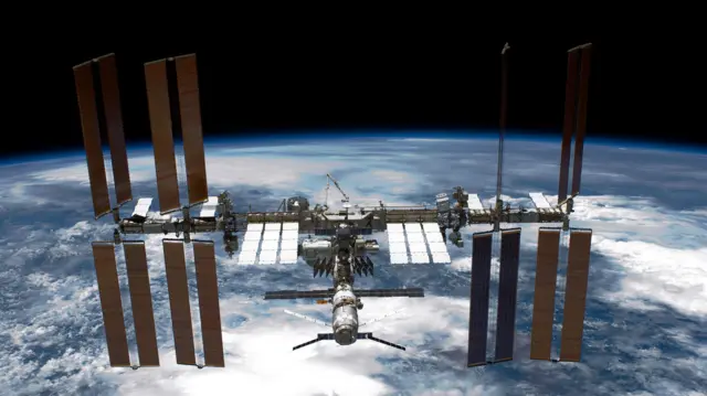 Image de la station spatiale flottant au-dessus de la Terre