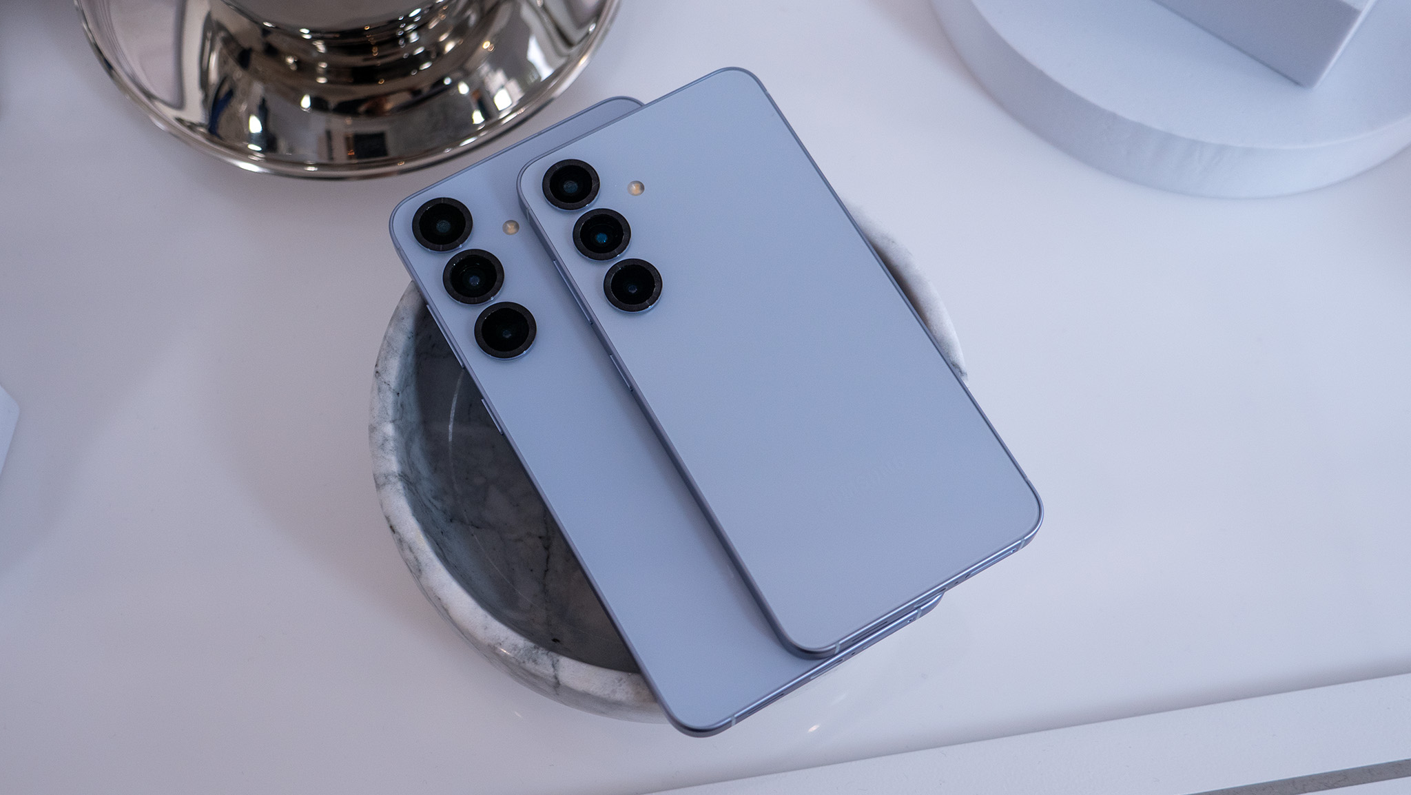 Comparaison de l'arrière du Samsung Galaxy S25 avec le Galaxy S25 Plus