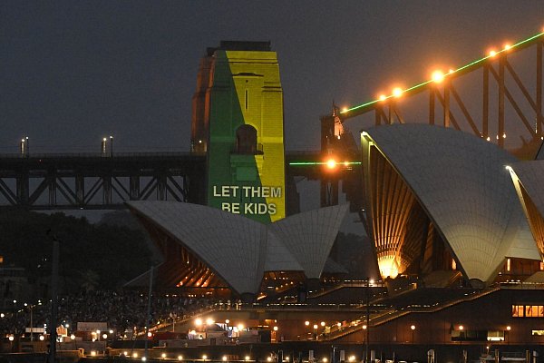 Le slogan « Laissez-les être des enfants » a illuminé le jour de l'entrée en vigueur de la loi.