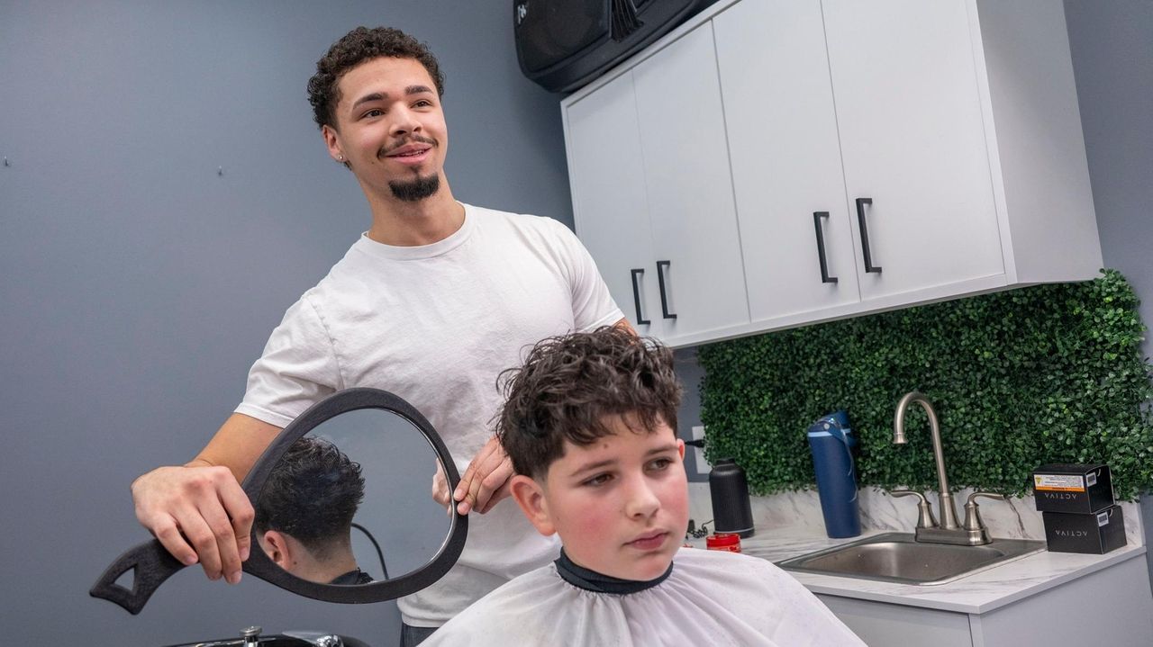 L'attrait des coiffeurs TikTok et la coupe de cheveux à 100 $ pour les ados !