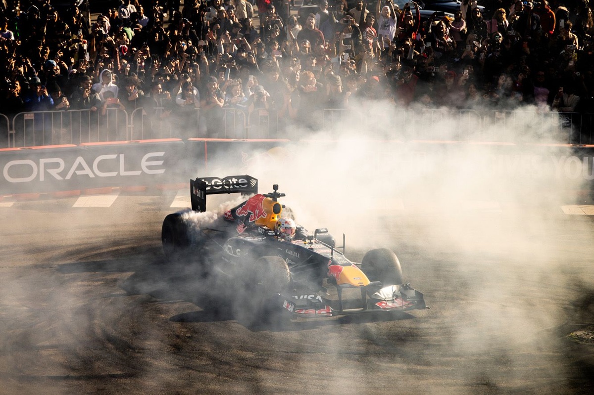Le Red Bull RB7 de Tsunoda en flammes lors d'une démonstration spectaculaire !