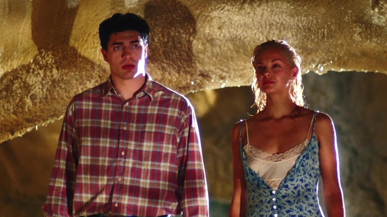 Darkly et Callie visitent une grotte dans The Passion of Darkly Noon