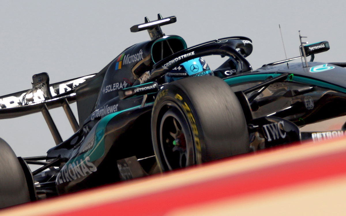 George Russell dans sa Mercedes 'W17' sur le circuit international de Bahreïn