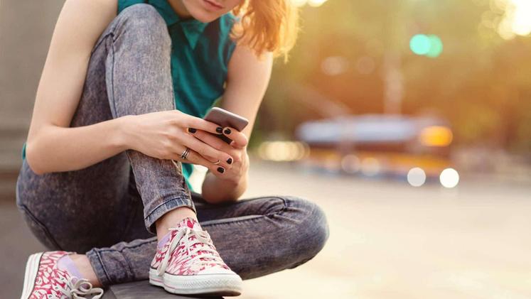 Âge minimum pour l'accès aux réseaux sociaux
