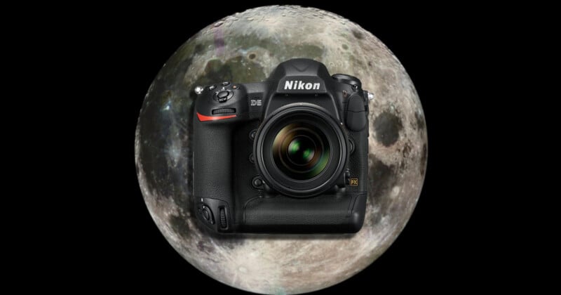 Un appareil photo DSLR Nikon au centre d'une grande image détaillée de la pleine lune, le tout sur fond noir.