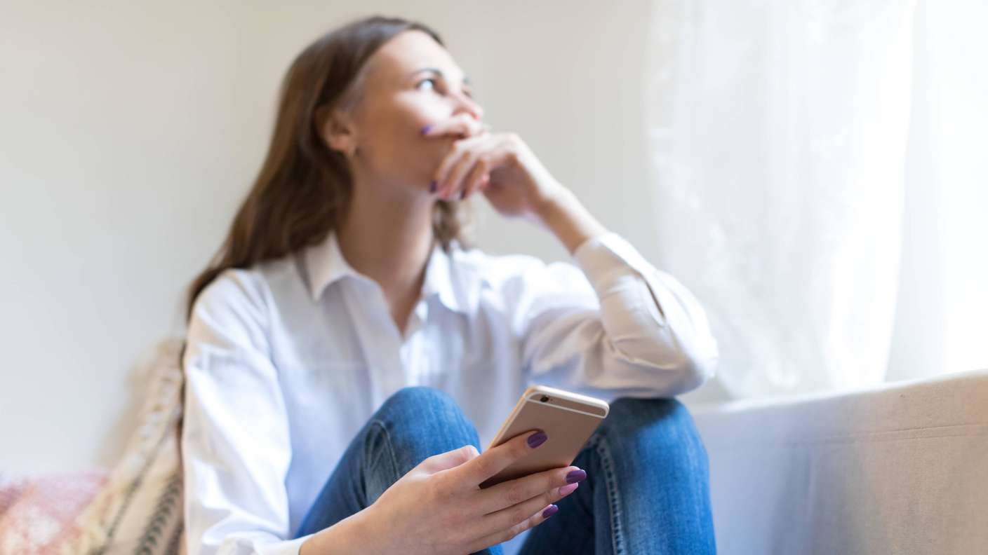 Femme dépressive tenant son smartphone