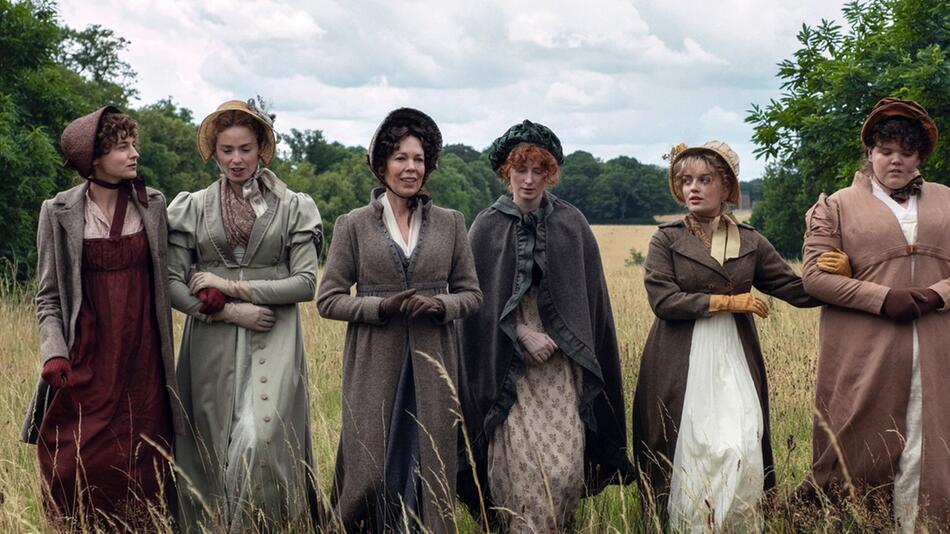 Mrs. Bennet (Olivia Colman, 3ème à gauche) entourée de ses filles (notamment Emma Corrin, à gauche).
