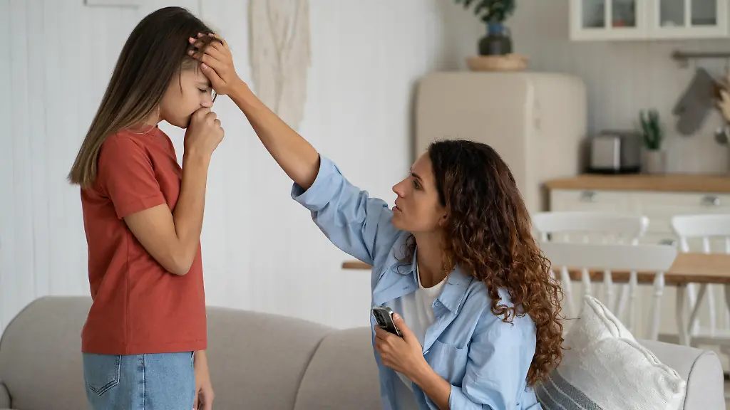 Mère inquiète touchant le front de son enfant malade