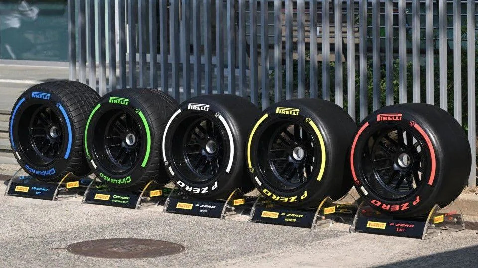 Différents types de pneus F1, incluant pneumatiques pleins, intermédiaires et tous temps