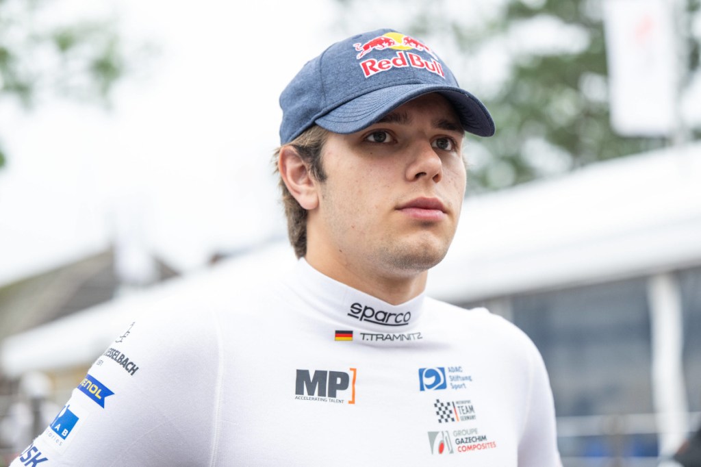 Tim Tramnitz avec une casquette Red Bull et un t-shirt fonctionnel.