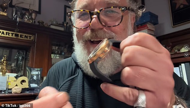 Russell Crowe enflamme ses fans avec son compte TikTok secret où il dévoile sa passion pour les montres de luxe : 'De Gladiator à vlogger horloger, un parcours inattendu !'