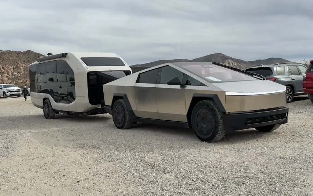 Le Pebble Flow, conçu par d'anciens employés de Tesla et d'Apple, est le premier camping-car autonome au monde.