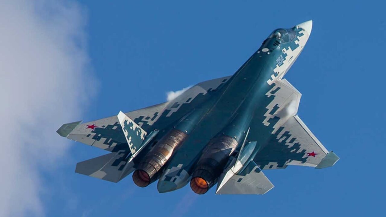 Avion de chasse Su-57 russe.