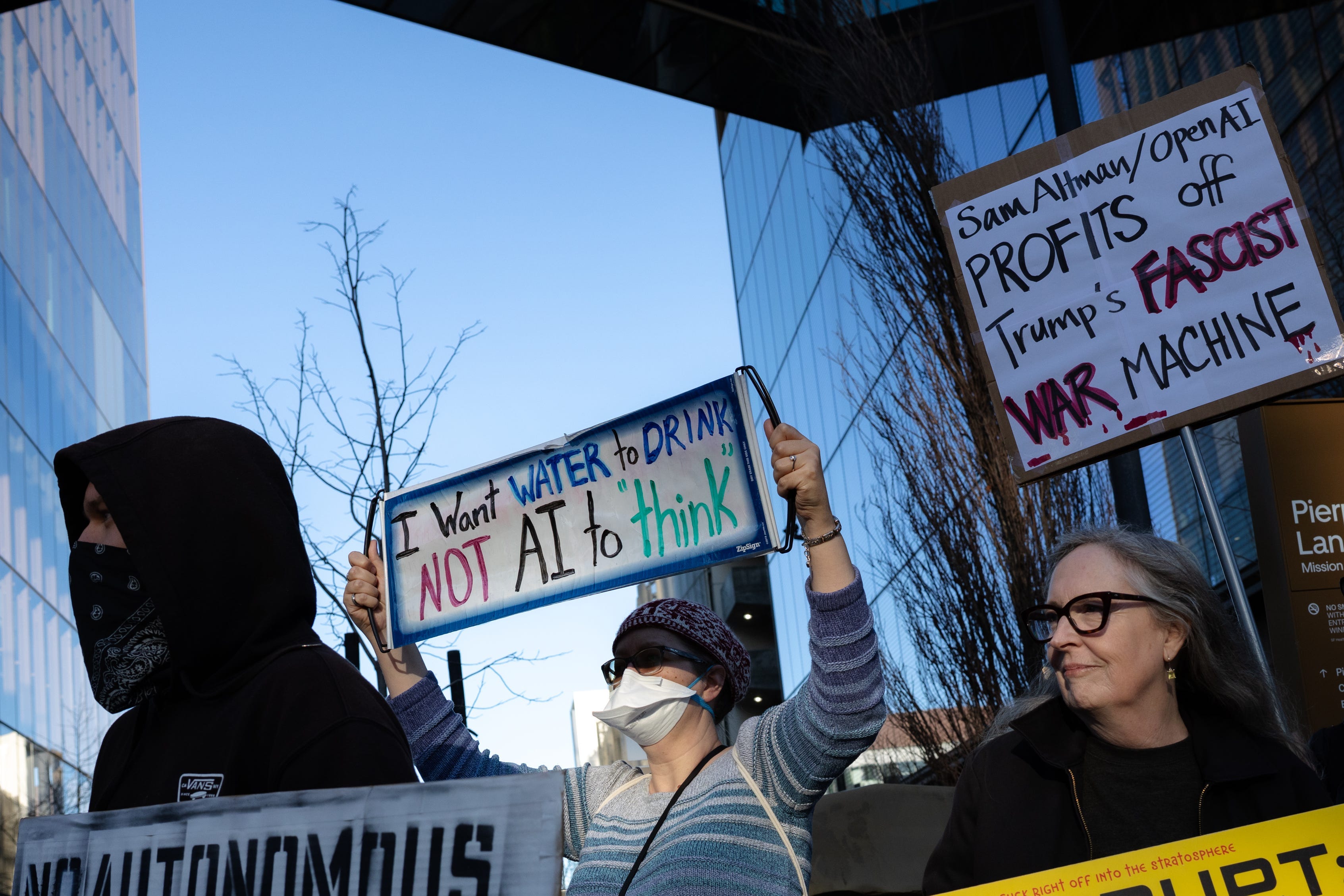 Des manifestants s'opposent à OpenAI devant leur siège à San Francisco.