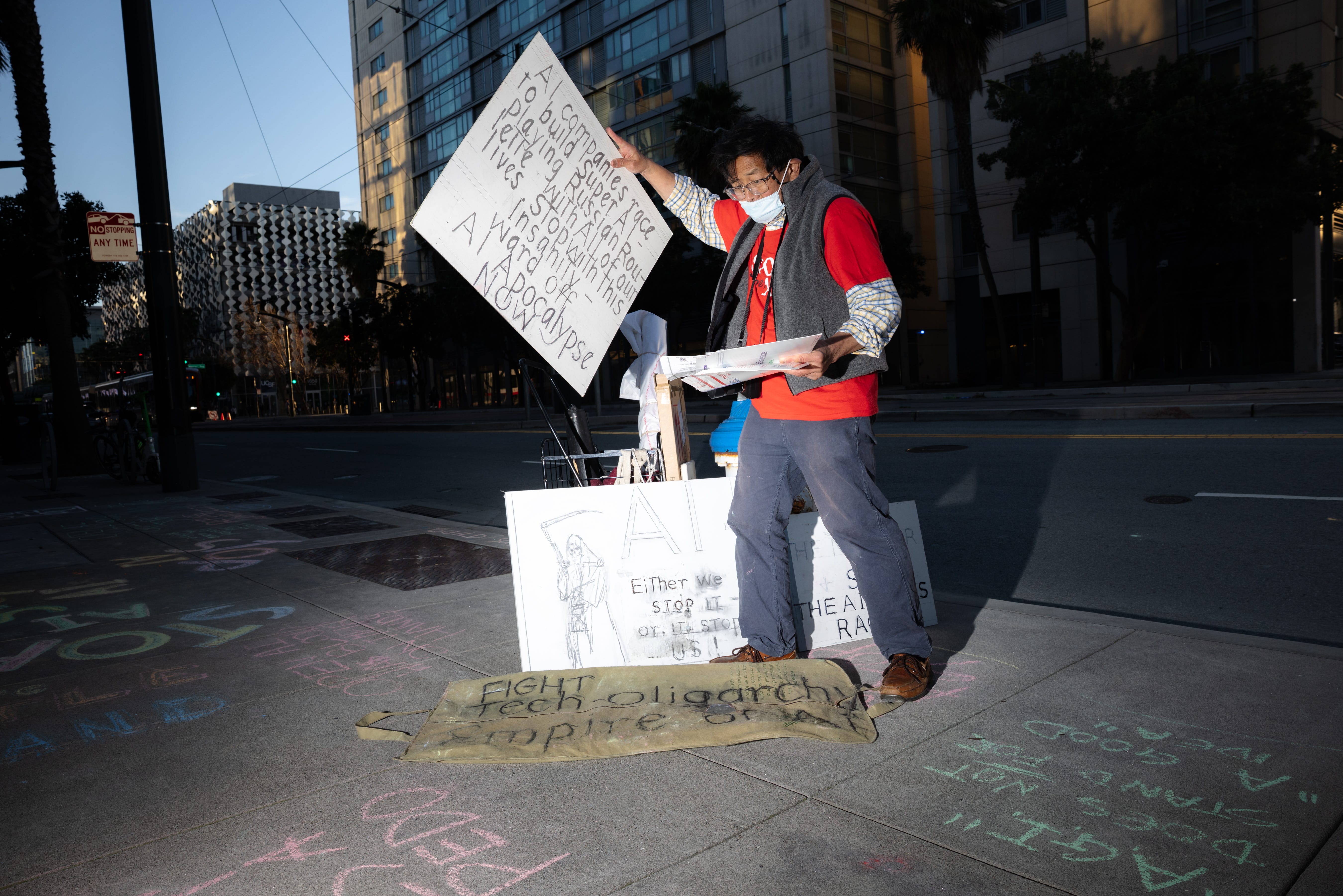 Bill Lo recueille les pancartes qu'il a fabriquées pour la manifestation contre OpenAI à San Francisco.