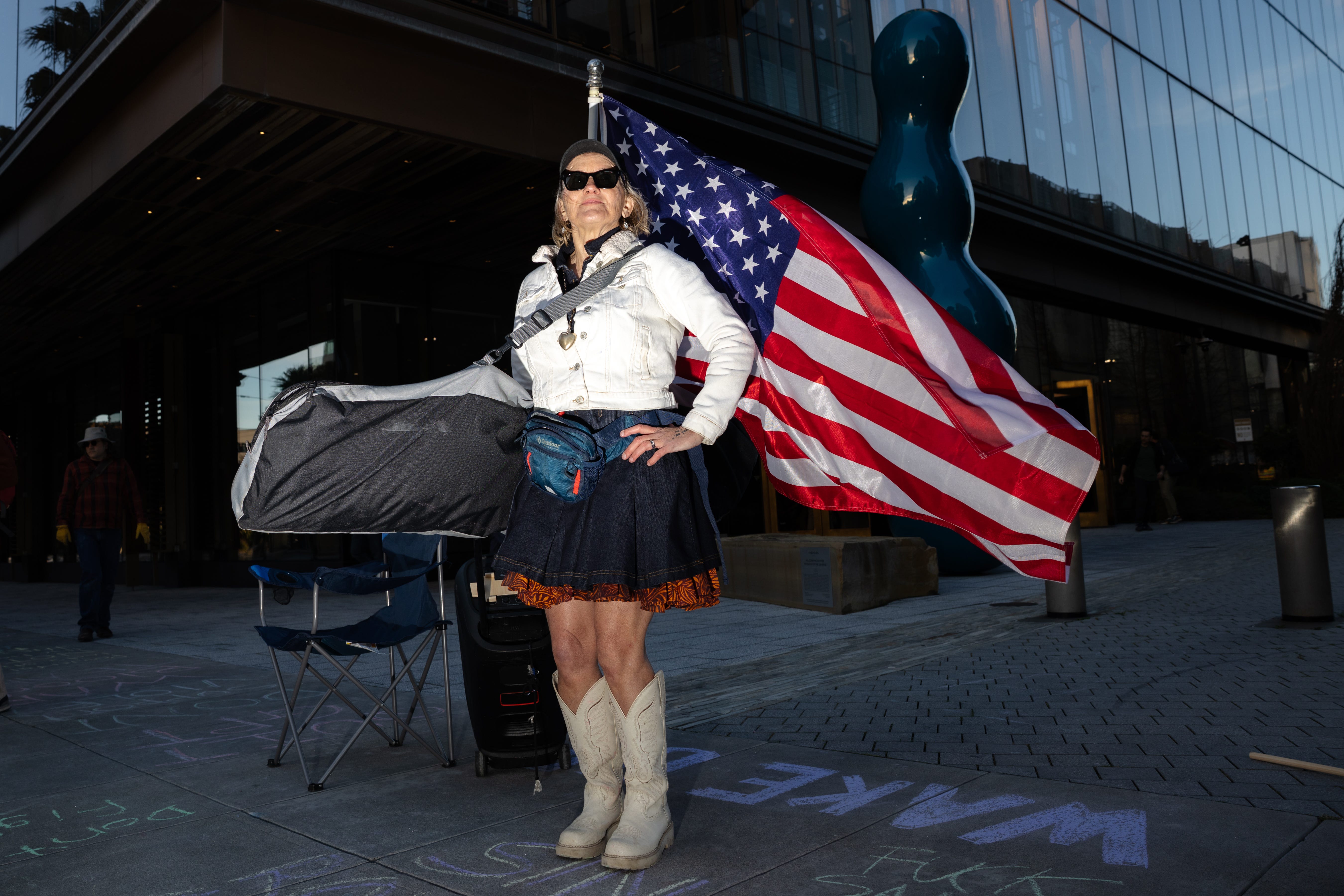 Megan Matson se pose pour un portrait après la manifestation contre OpenAI à San Francisco.