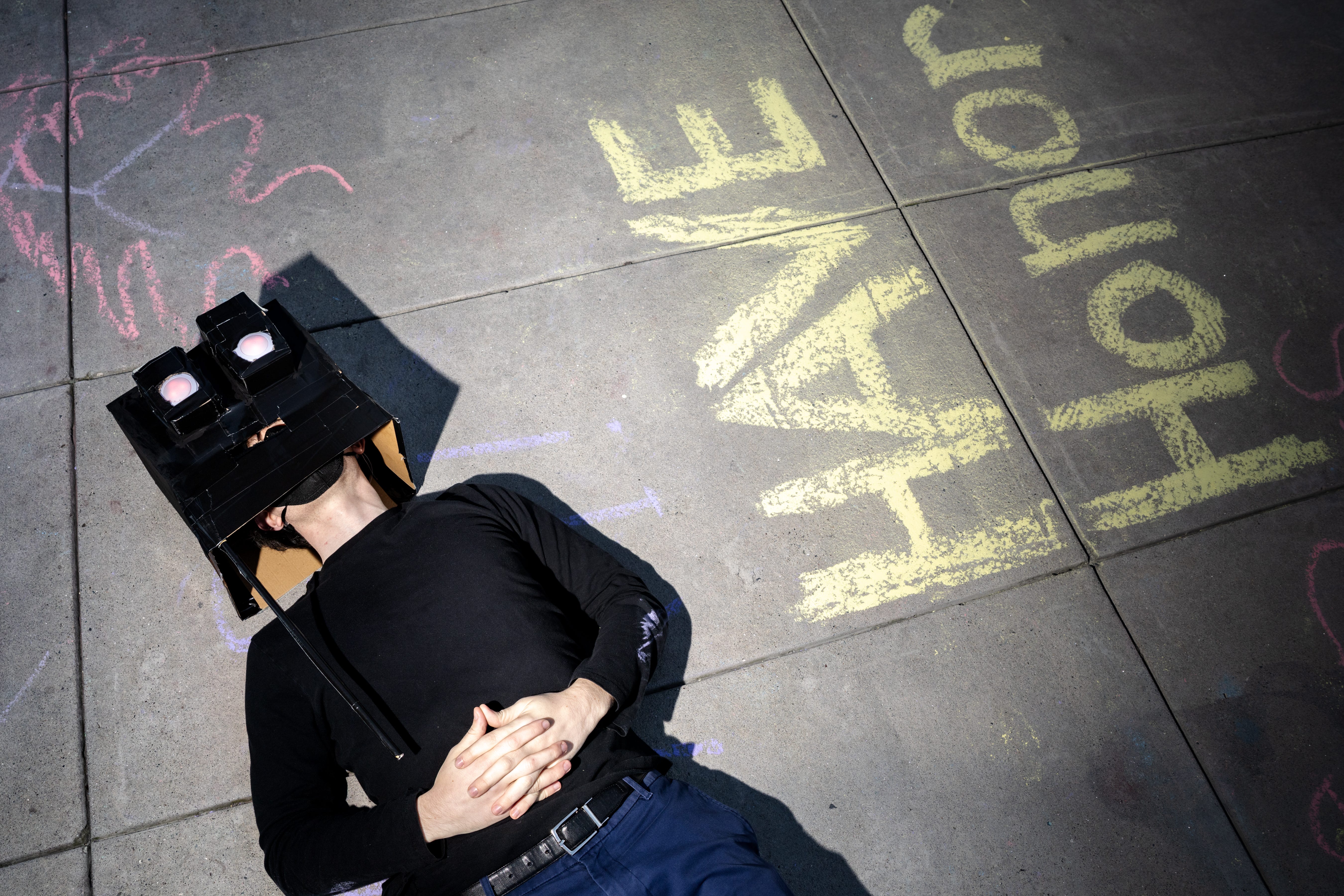 Un manifestant imitant un robot lors de la manifestation contre OpenAI à San Francisco.