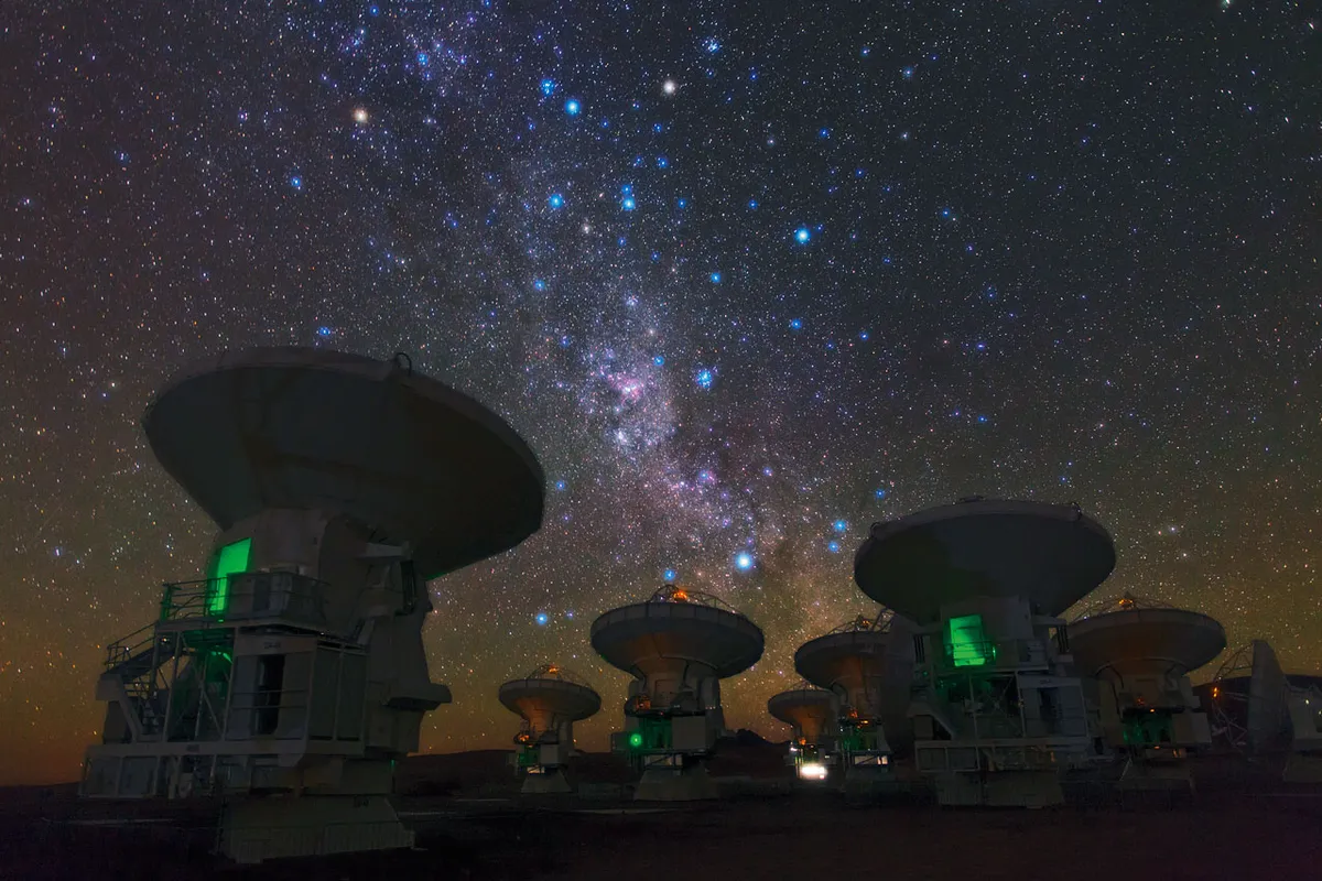 L'antenne ALMA observant la Voie lactée depuis le Chili