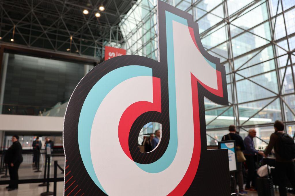 Quand la fuite massive n’était qu’un « vacarme » : TikTok aux États-Unis démontre la résilience de la plateforme dans un système décentralisé. Une exploration fascinante de la symbiose étrange d'une application devenue infrastructure sociale.