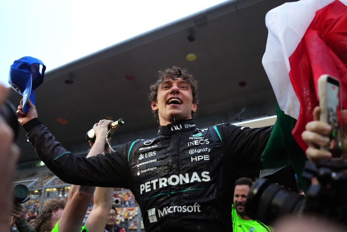 Réaction des paddocks de Formule 1 : Kimi Antonelli décroche sa première victoire en Grand Prix en Chine !
