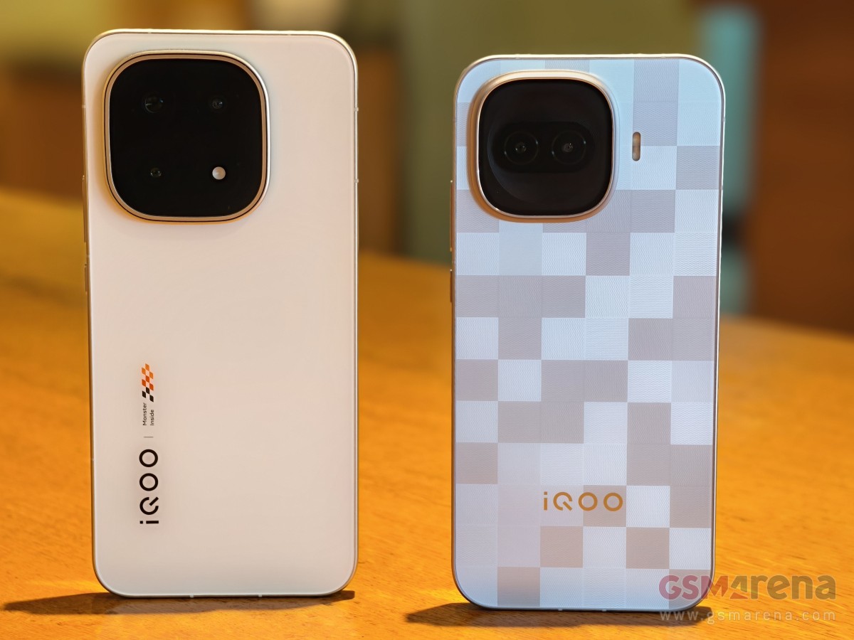 Comparaison entre l'iQOO 15 (à gauche) et l'iQOO 15R (à droite)