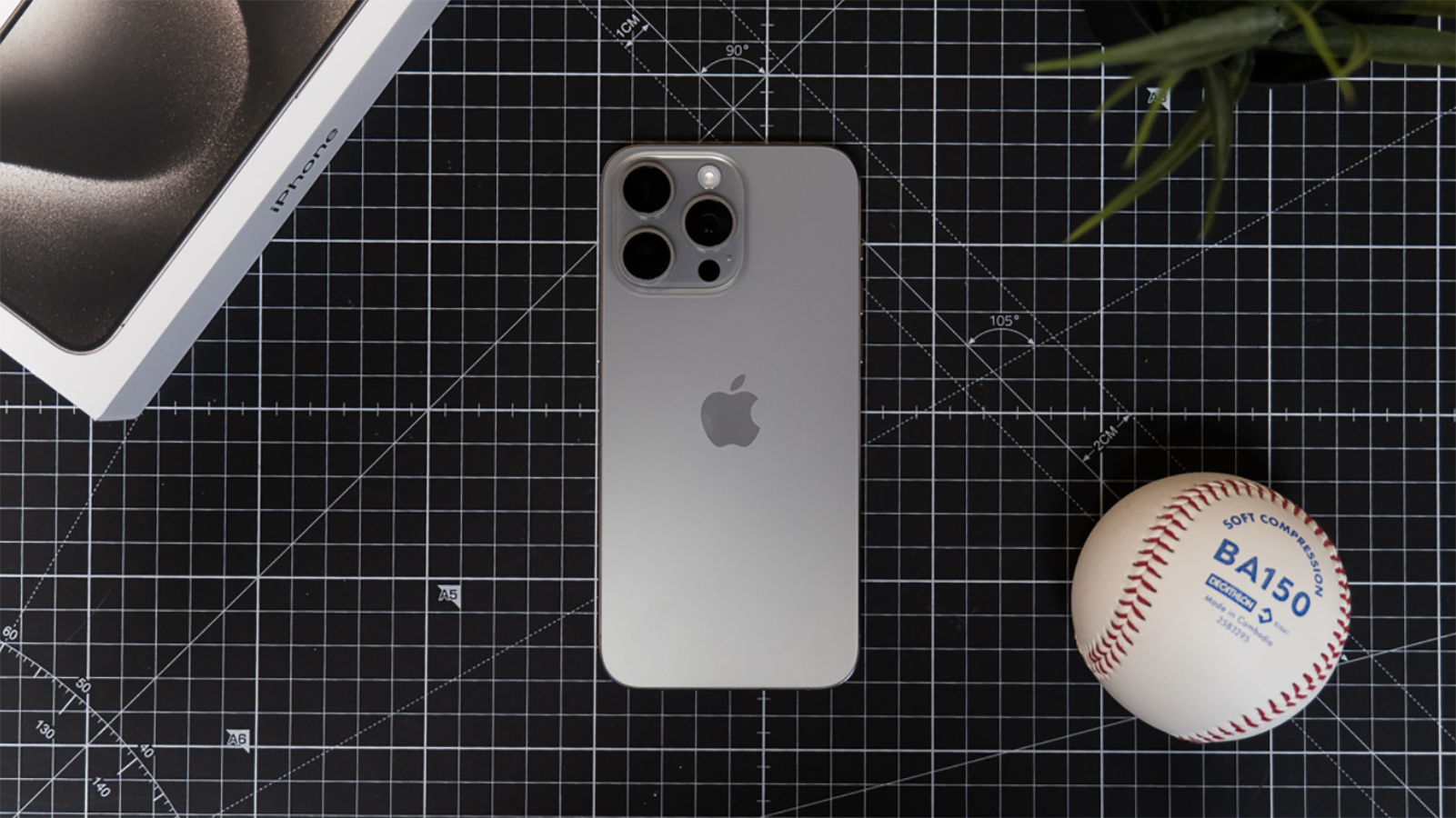 iPhone 15 Pro avec balle de baseball