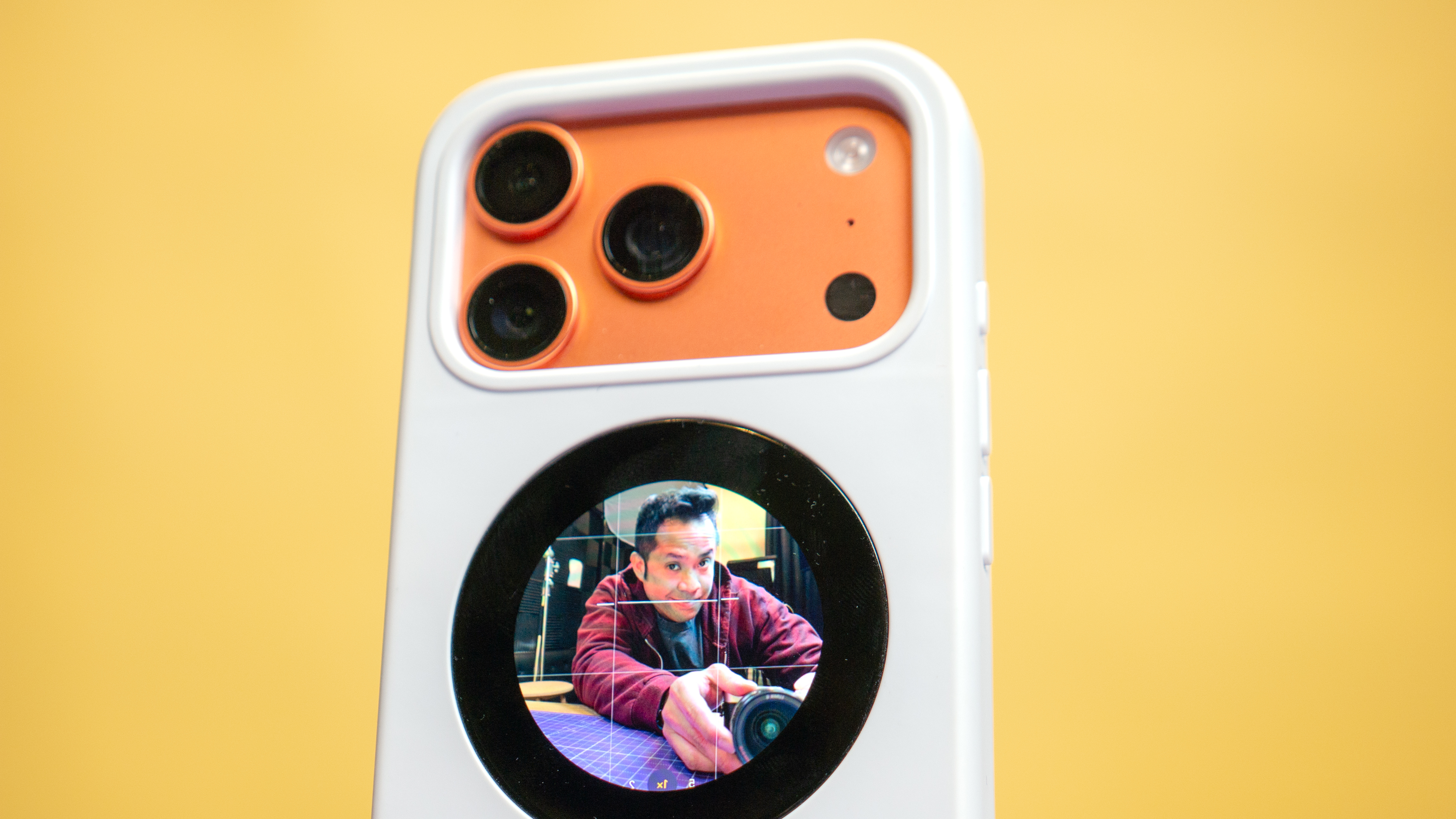 Dockcase Selfix sur iPhone 17 Pro.