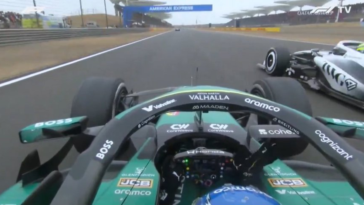 Alonso prend le temps de saluer Checo, malgré un AMR26 au rythme décevant !
